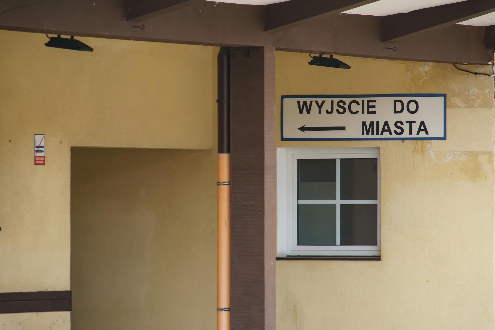 Mapa Kościana z ikonami symbolizującymi przychodnie, ilustrująca kolejki do specjalistów w Kościanie i dostępność opieki medycznej.