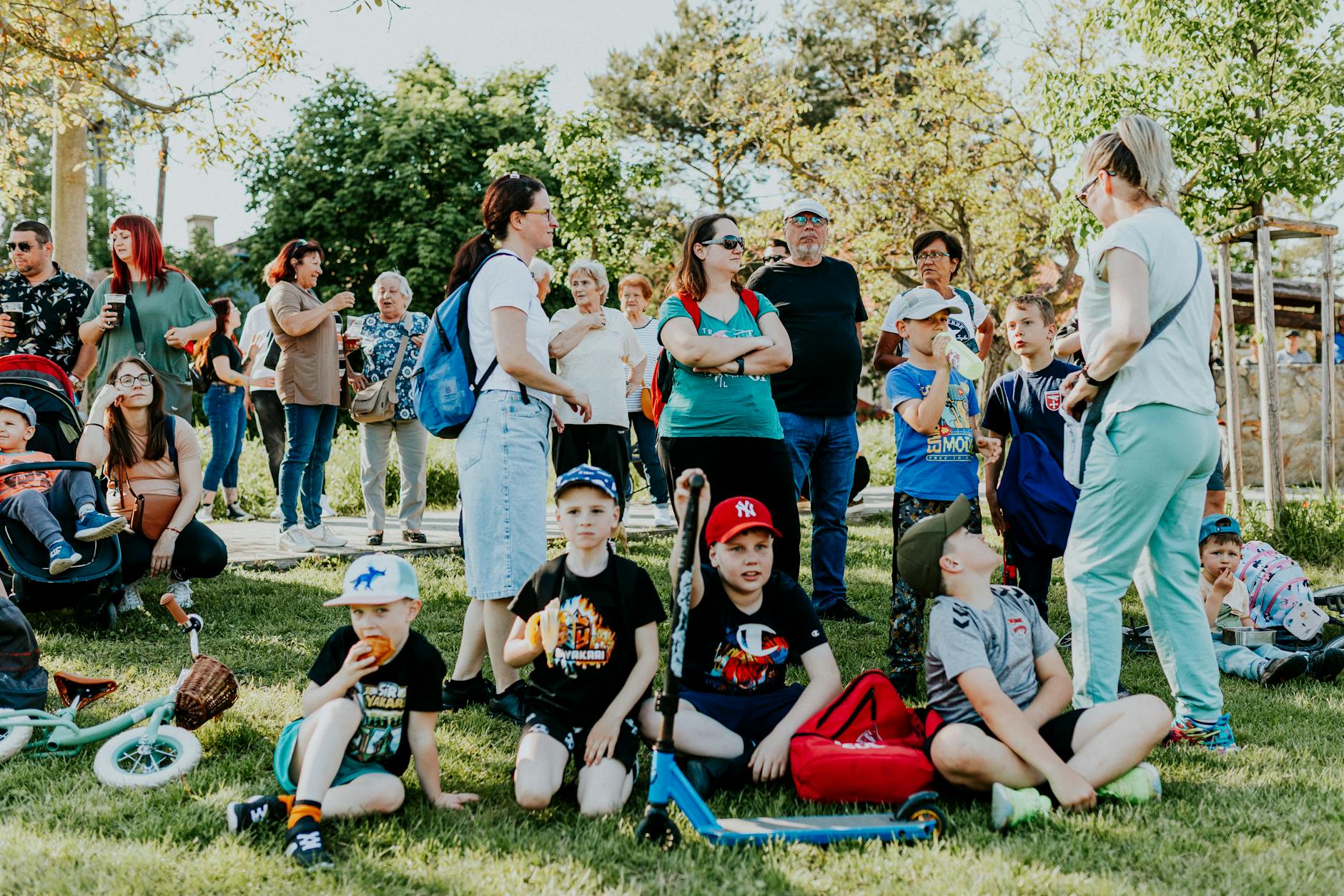 Ilustracja symbolizująca Dzień Ziemi z elementami natury i miasta Kościan.