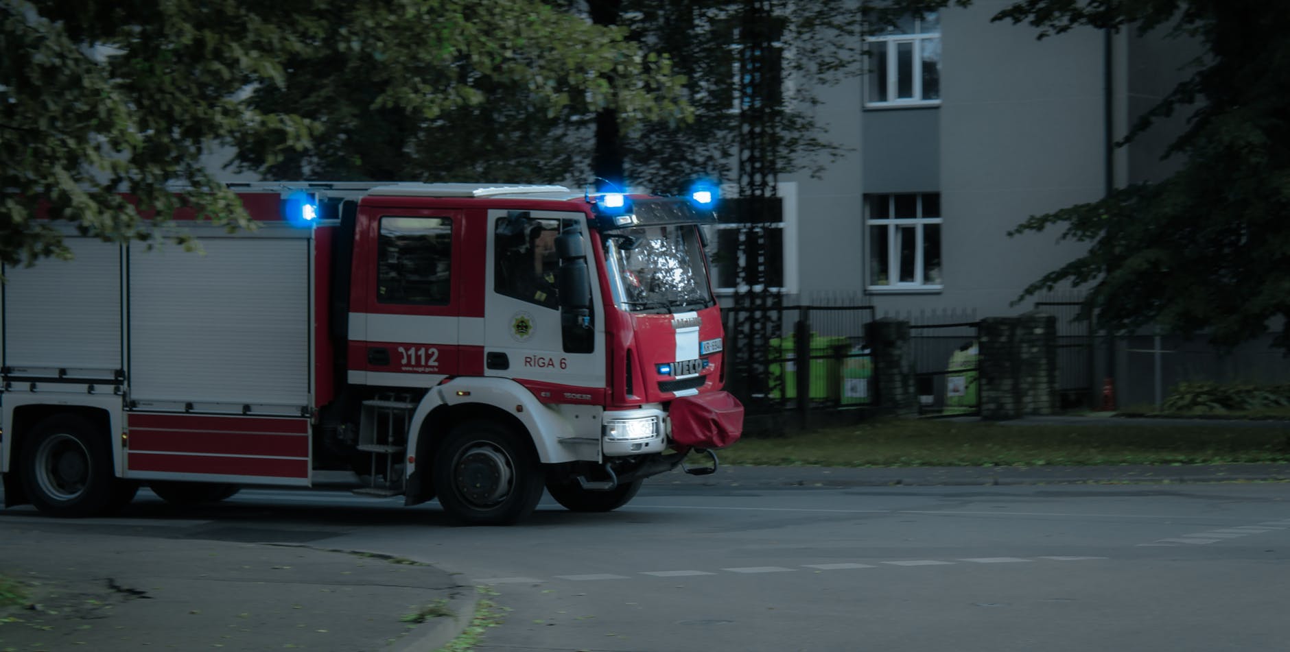 Straż pożarna w akcji nocą w Kościanie, reagująca na pożar i wypadek drogowy.