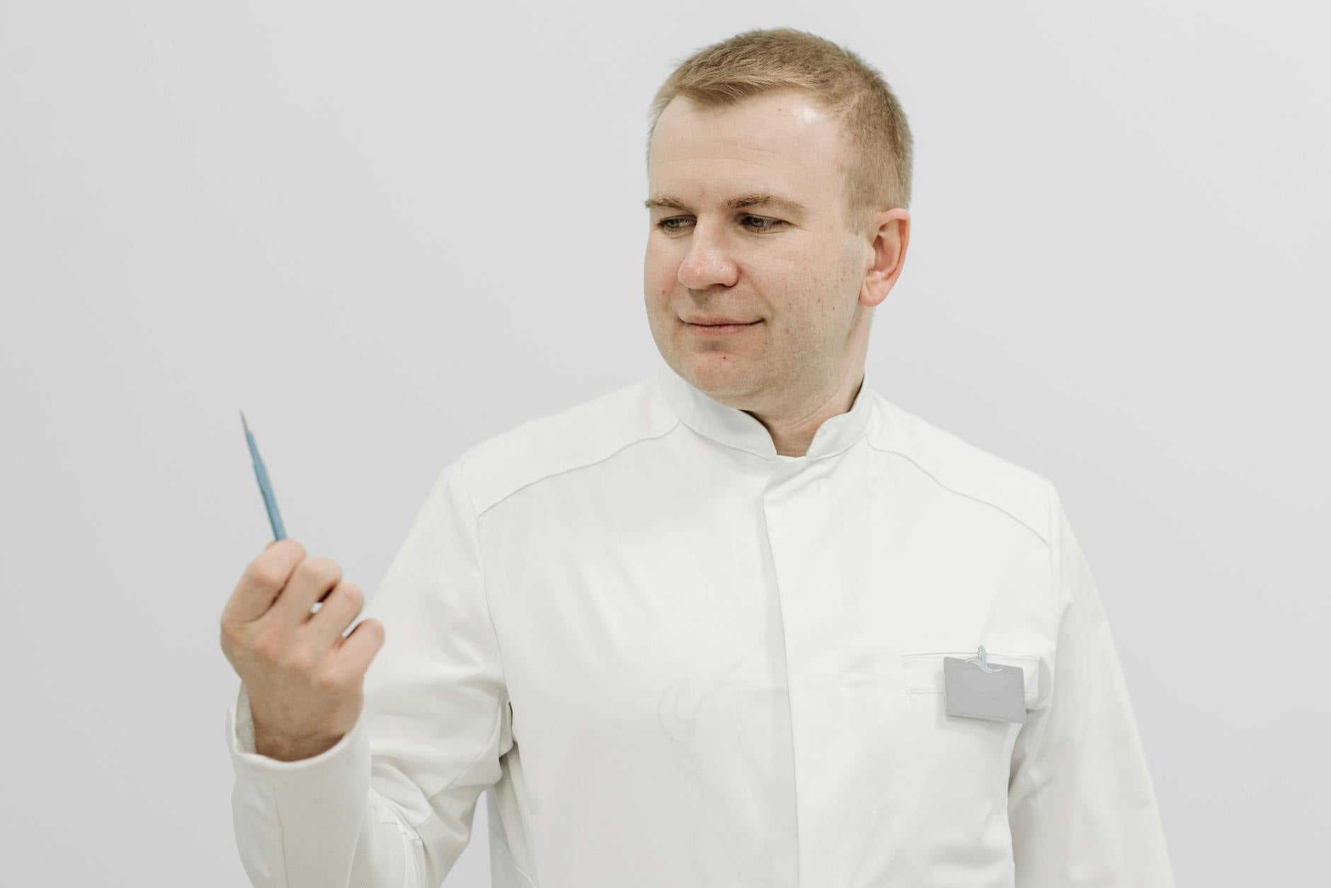 Lekarz medycyny pracy w Kościanie przeprowadza badanie profilaktyczne pracownika, cennik usług 2026
